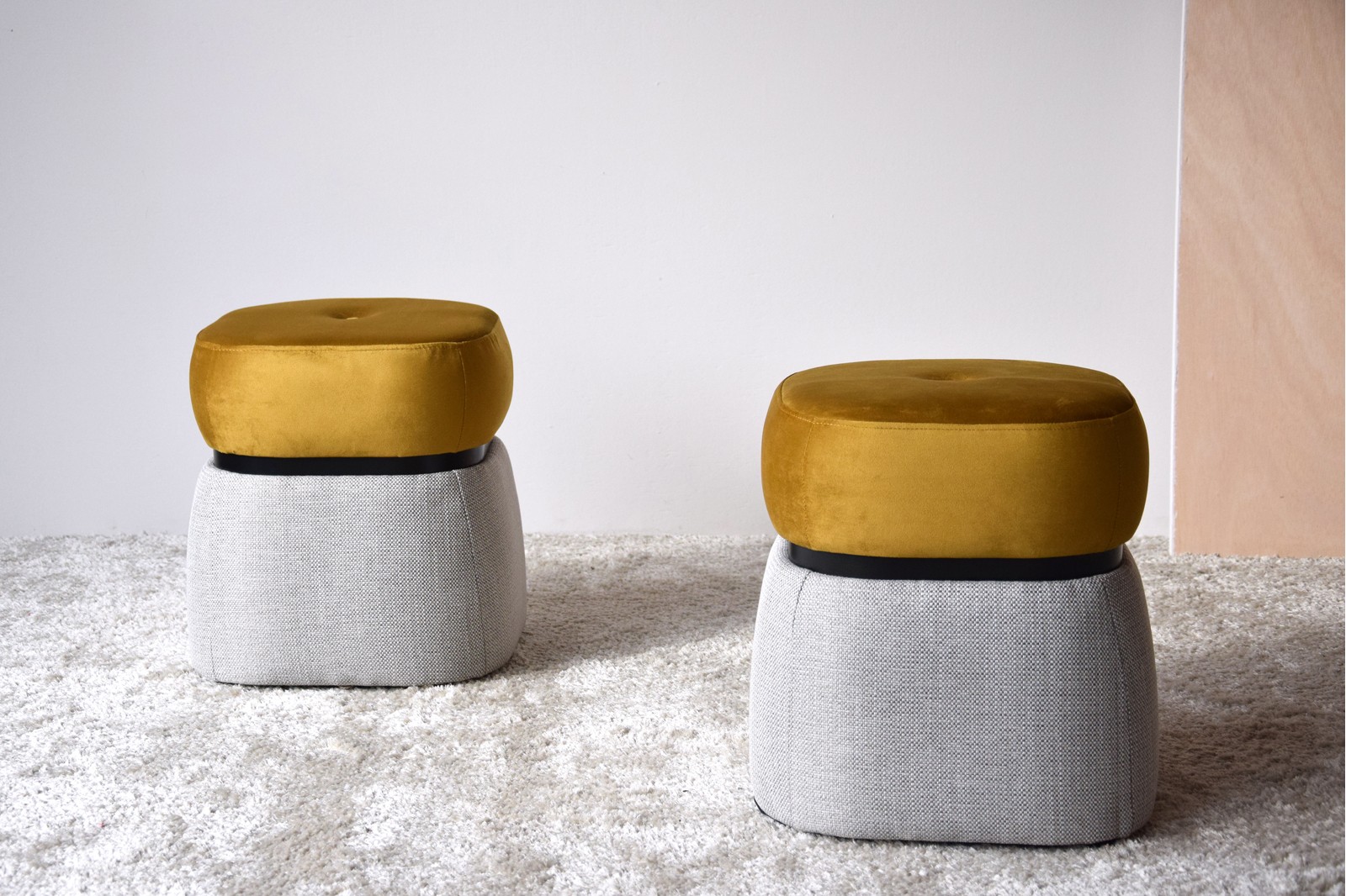 SET 2 POUFS EN VELOURS BEIGE ET MOUTARDE