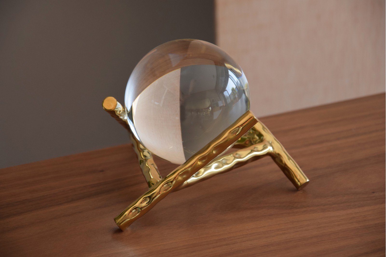 CRYSTAL BALL COLLECTION. GOLD METAL AND CRYSTAL SCULPTURE