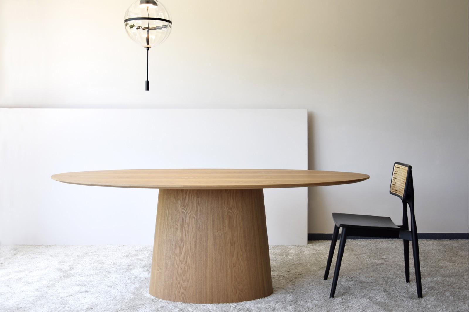 OVAL DINING TABLE. NATURAL ASH VENEER.