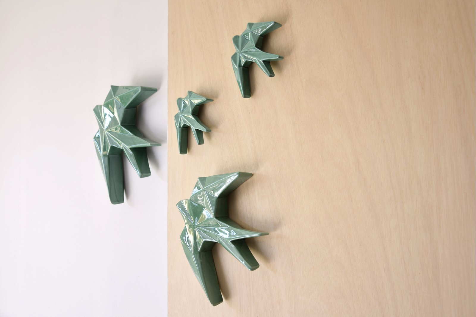 CERAMIC SWALLOW TO HANG ON THE WALL. GREEN G. MINI