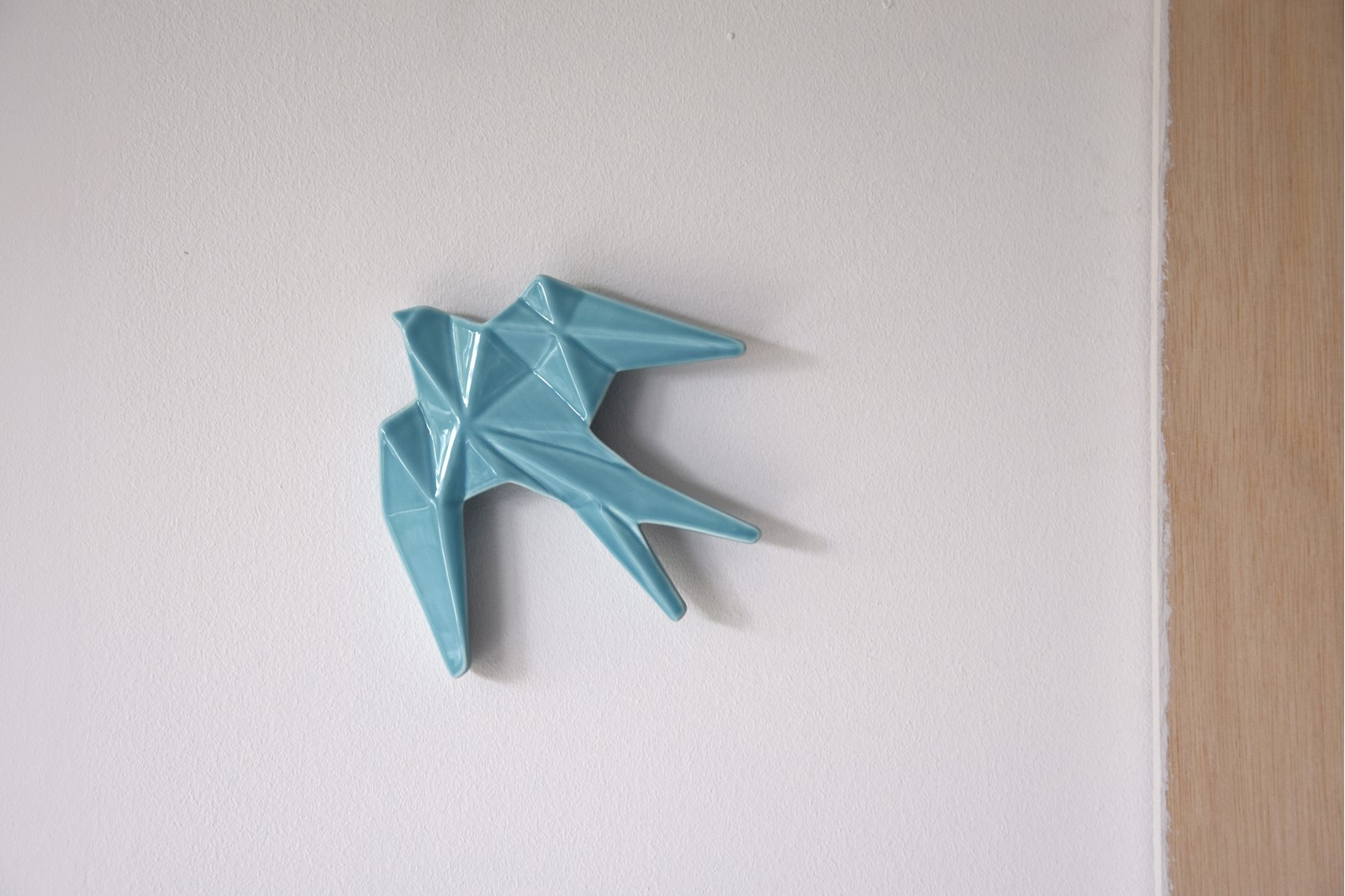 CERAMIC SWALLOW TO HANG ON THE WALL. BLUE. MINI