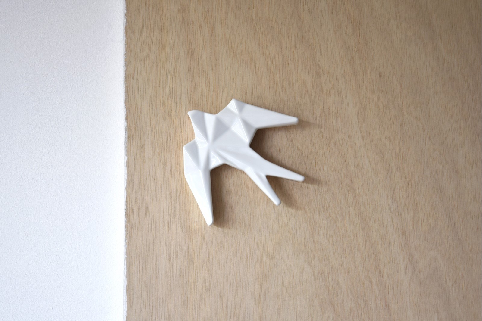 CERAMIC SWALLOW TO HANG ON THE WALL.WHITE.MINI