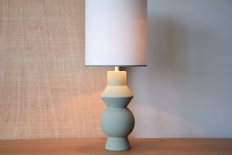 CERAMIC TABLE LAMP FORMA W/ SHADE. MOSS COLOR