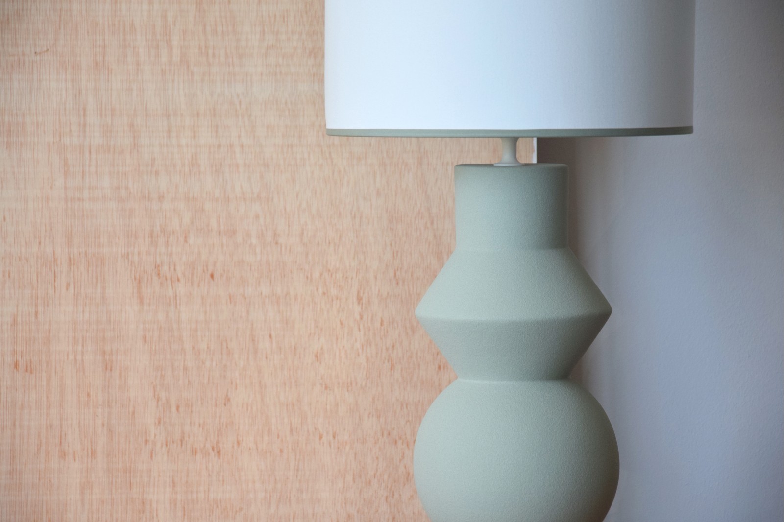 CERAMIC TABLE LAMP FORMA W/ SHADE. MOSS COLOR