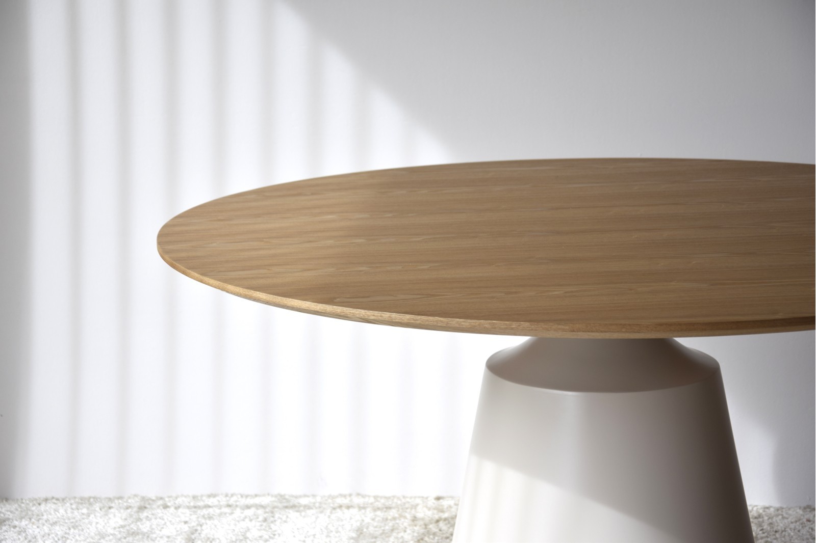 ROUND DINIGN TABLE. NATURAL ASH AND WARM GREY.