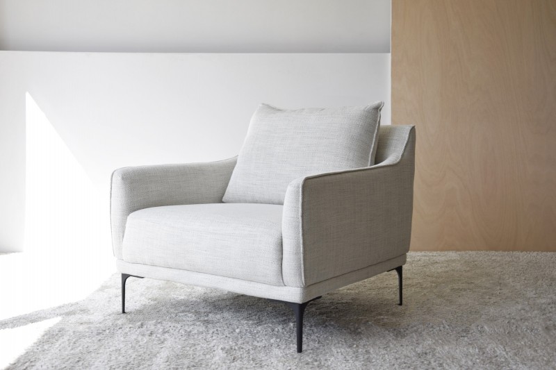 SQUARE ARMCHAIR. UPHOLSTERY IN BEIGE TONES