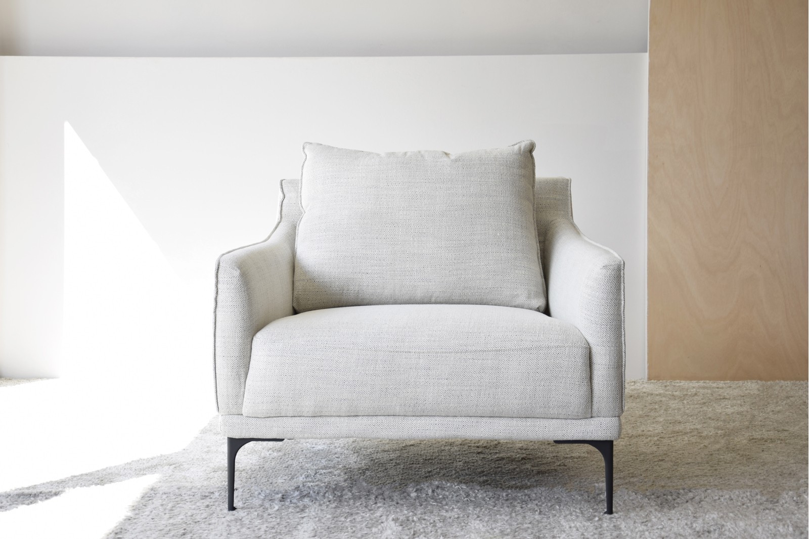 SQUARE ARMCHAIR. UPHOLSTERY IN BEIGE TONES