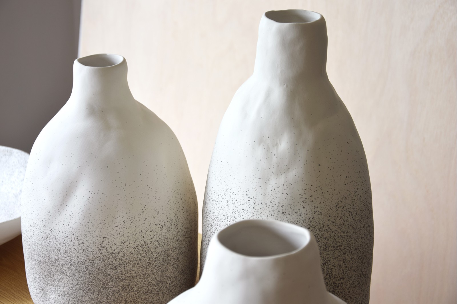 TOSCA COLLECTION: CERAMIC VASES AND CENTERPIECE