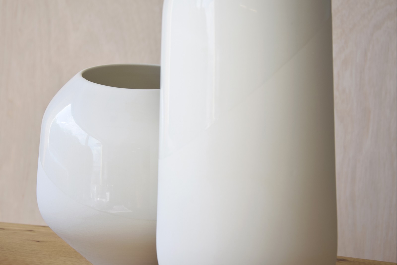 HERITAGE COLLECTION: CERAMIC VASES AND CENTERPIECE