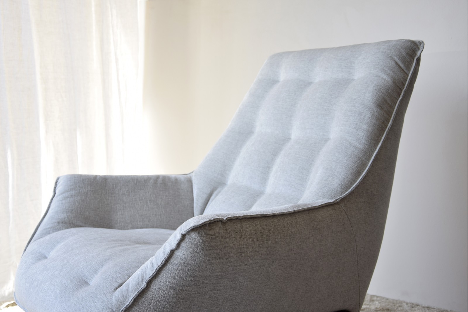 FAUTEUIL D-ARMÉE. HAUT DOSSIER ET TONS GRIS DOUX