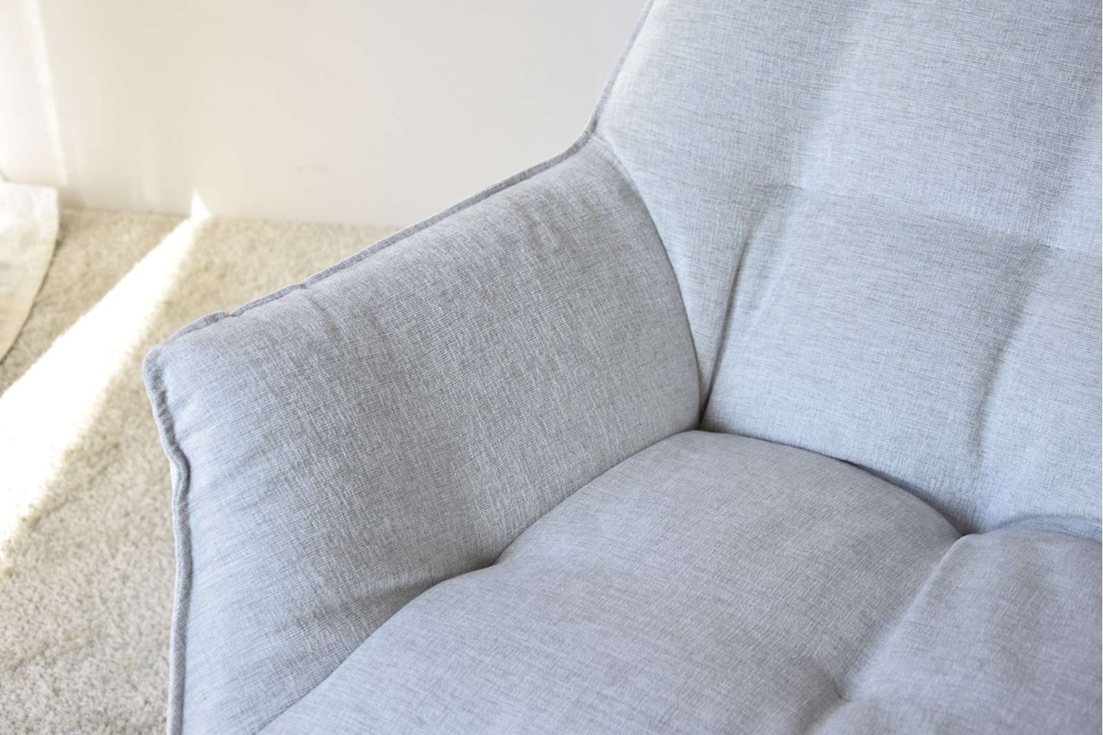 ARMCHAIR. HIGH BACKREST AND SOFT GREY TONES