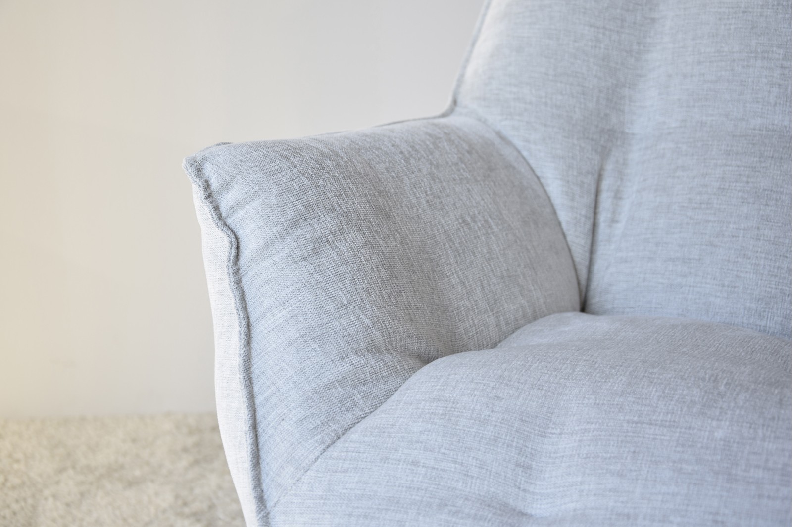 ARMCHAIR. HIGH BACKREST AND SOFT GREY TONES