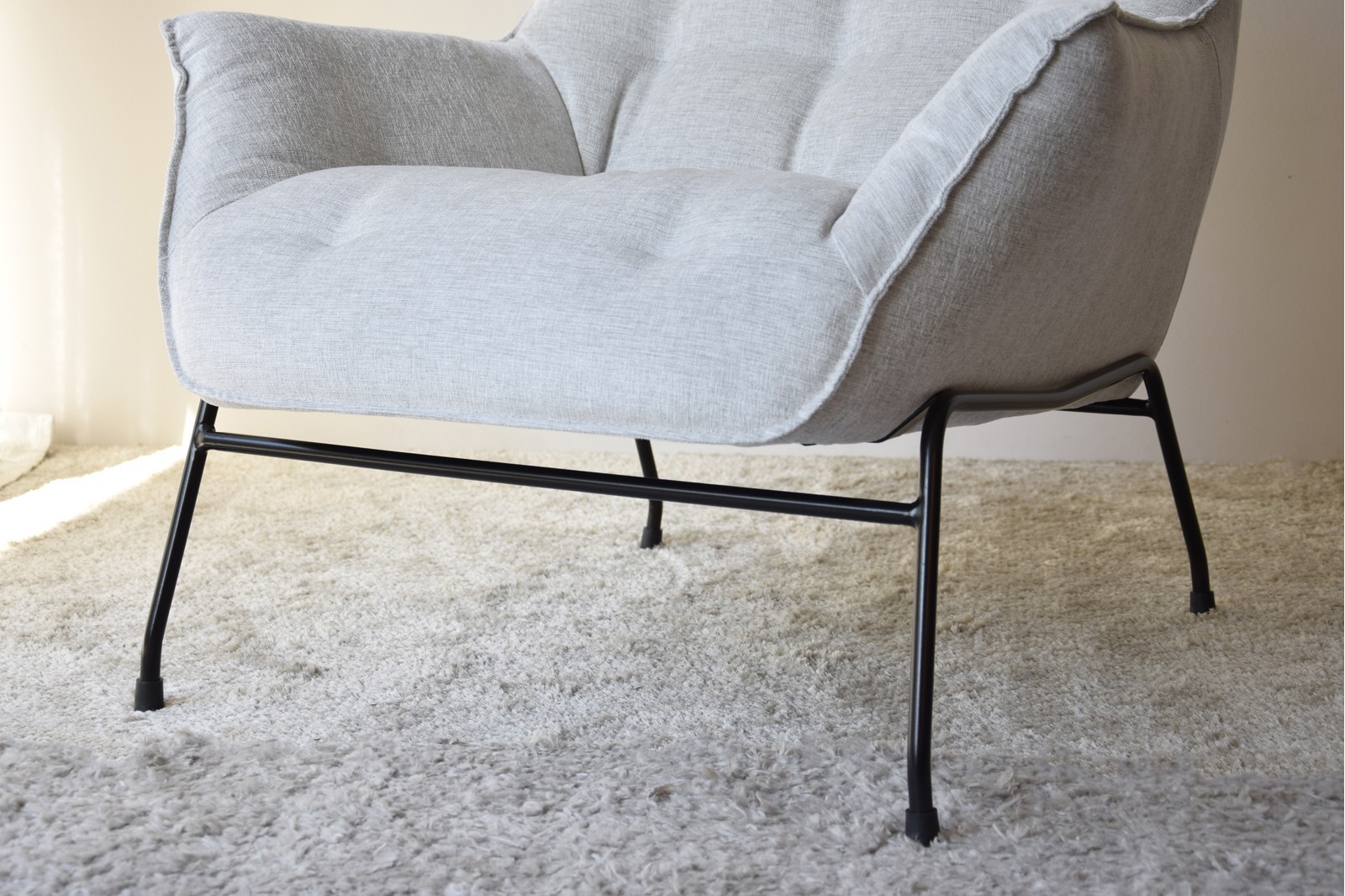 FAUTEUIL D-ARMÉE. HAUT DOSSIER ET TONS GRIS DOUX