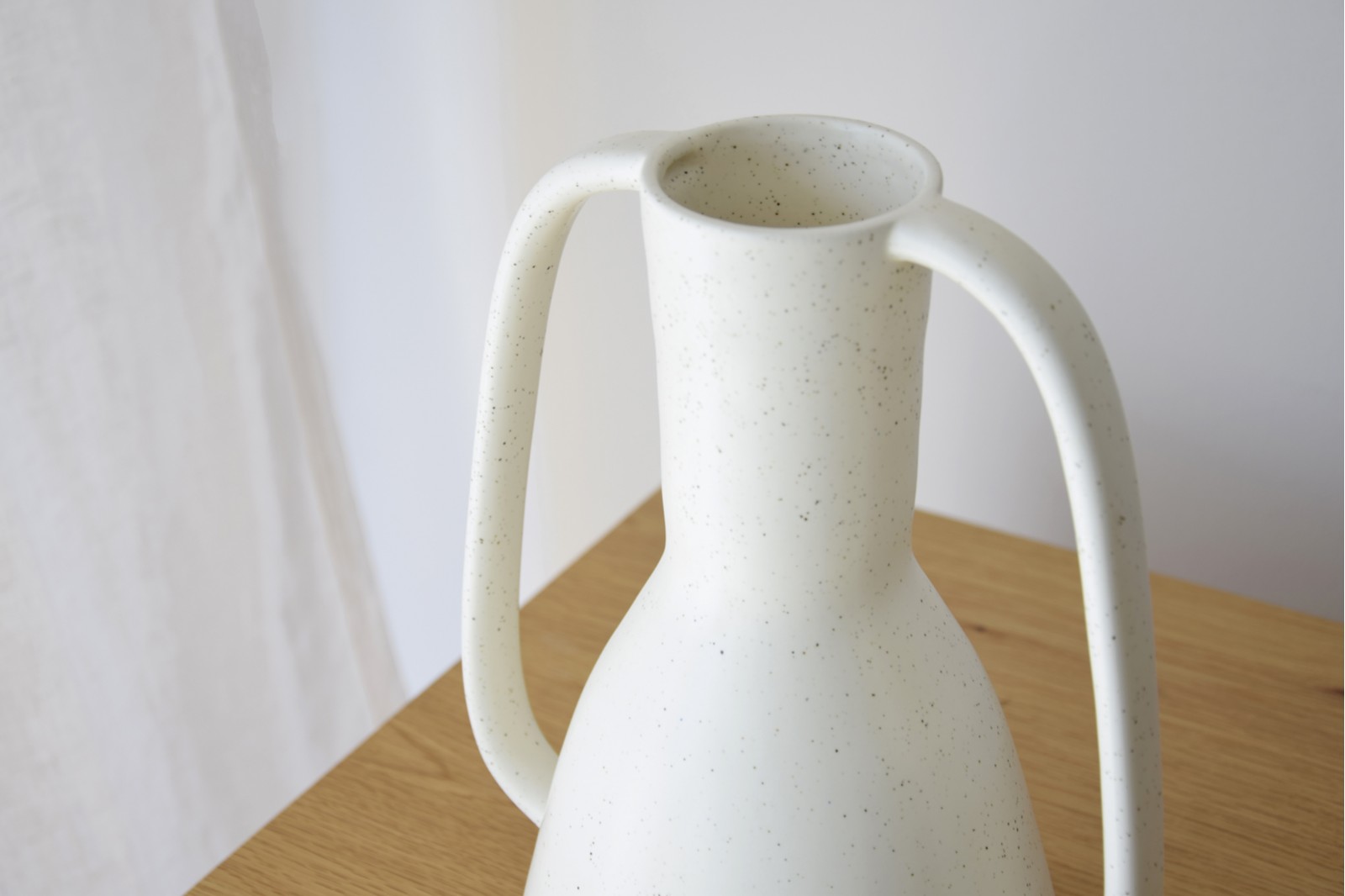 HANDLES COLLECTION: CERAMIC VASES WHITE GREEN