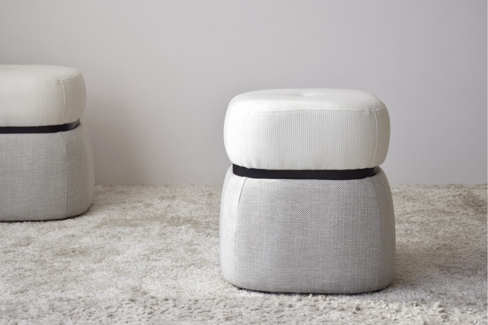 SET 2 POUFS CARREES. IVOIRE ET GRIS