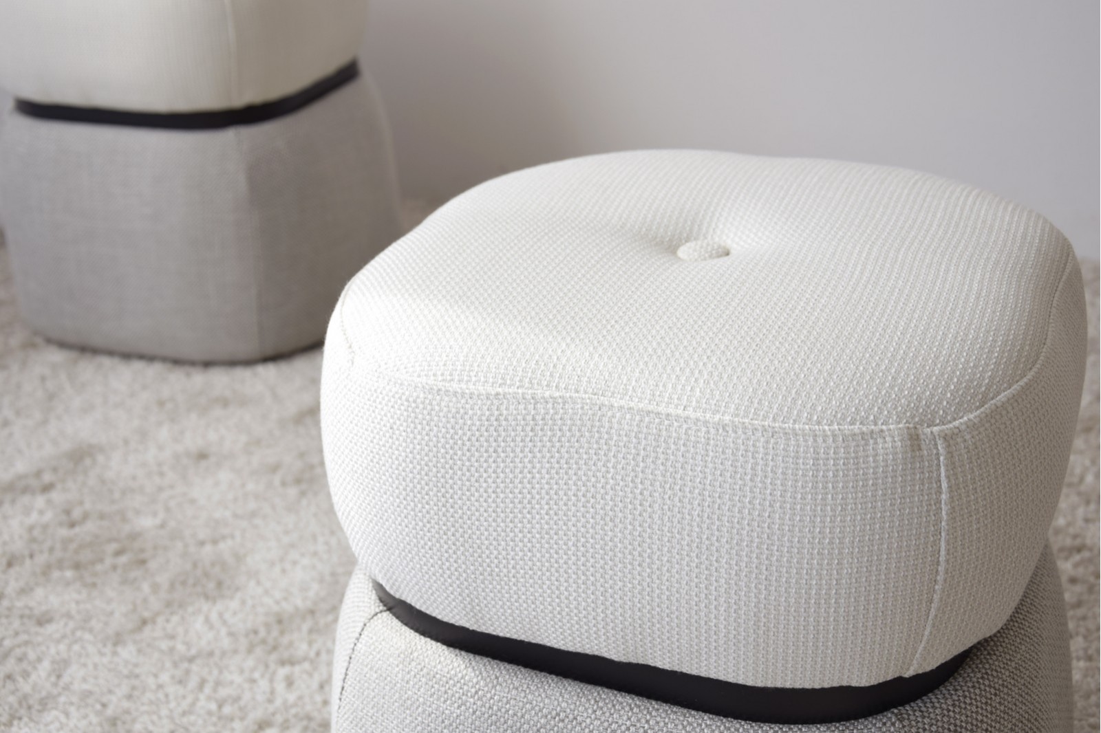 SET 2 POUFS CARREES. IVOIRE ET GRIS