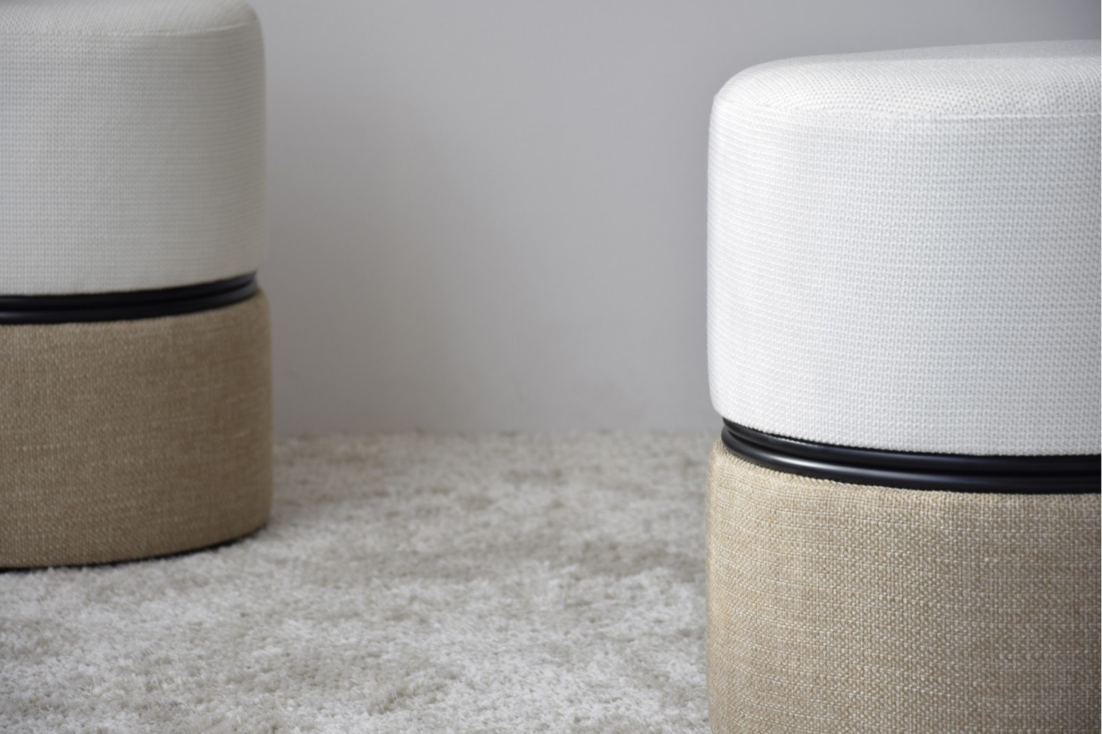 SET DE 2 POUFFES CYLINDRIQUES IVOIRE ET NATUREL