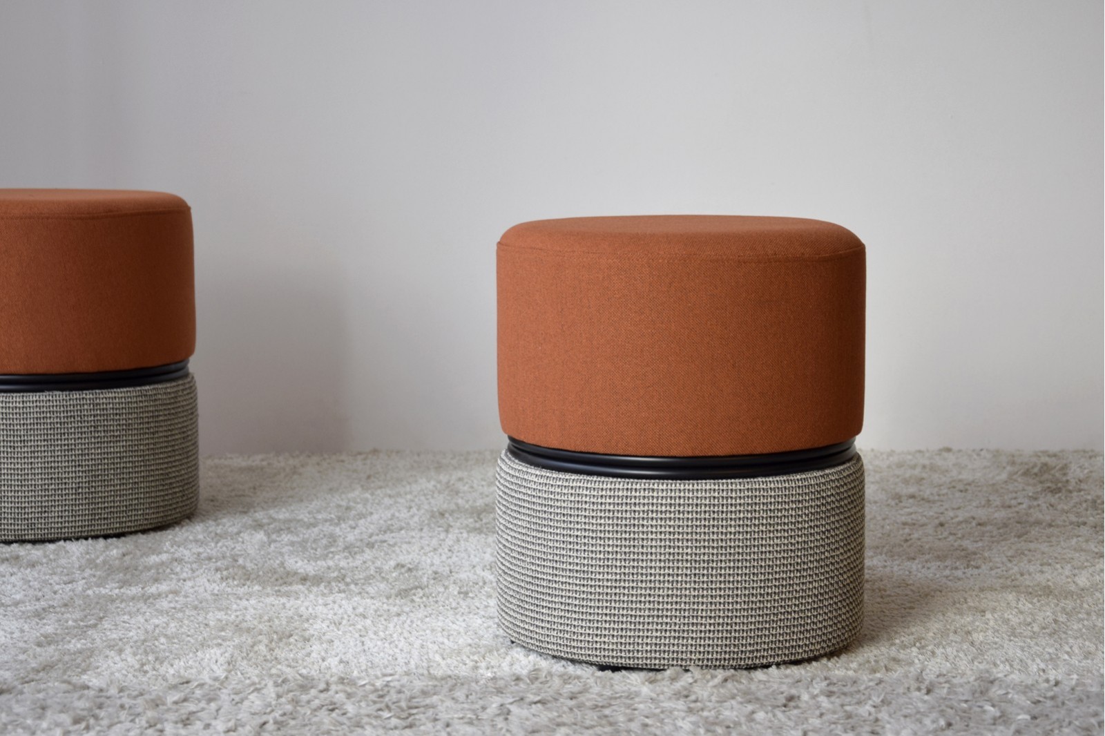 SET 2 POUF CYLINDRE POUF BEIGE CHAUDRON NOIR