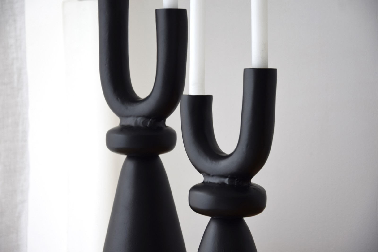 CANDELABRO DUO. METAL. NEGRO. ALTO