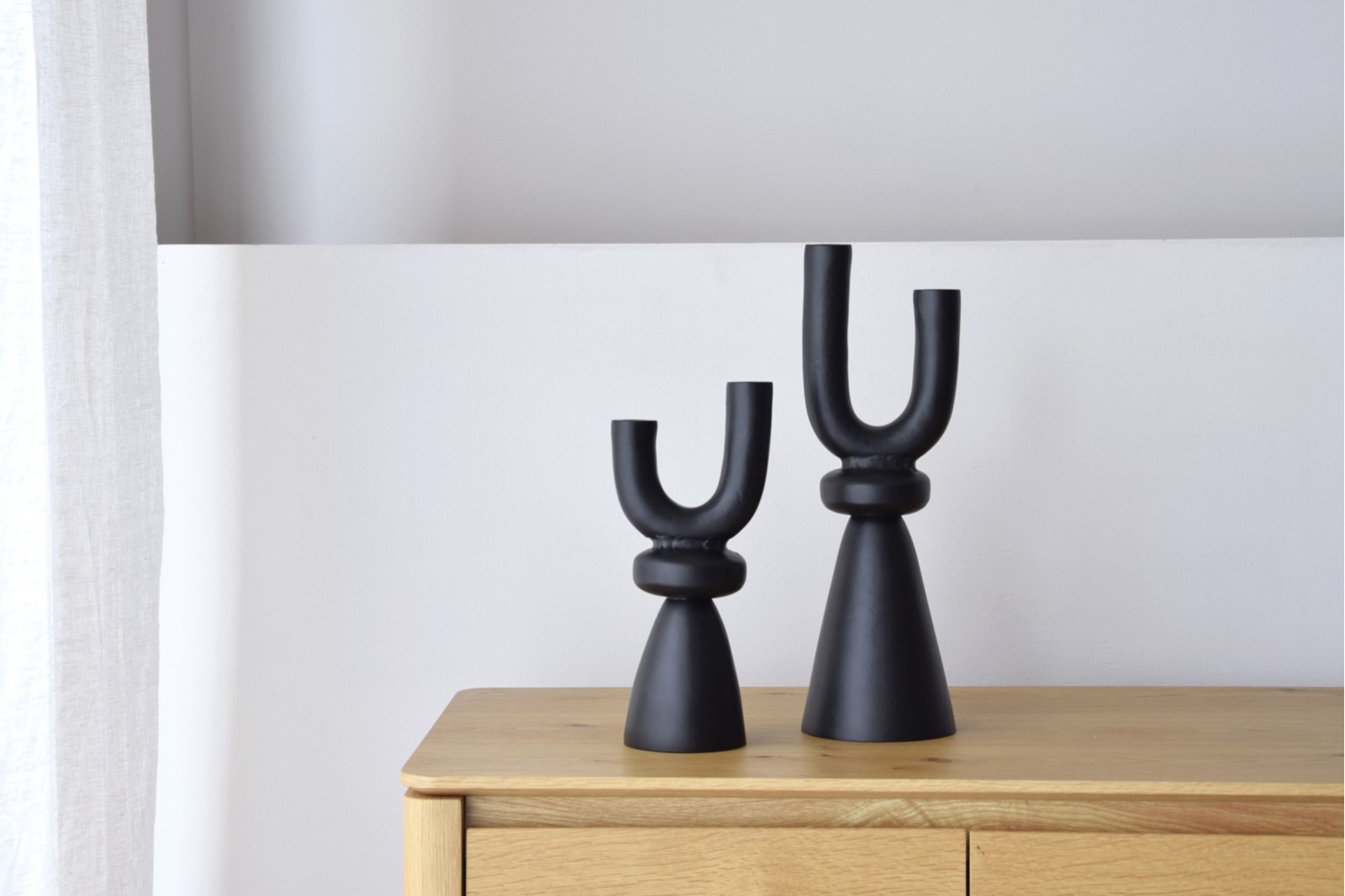 CANDELABRO DUO. METAL. NEGRO. ALTO