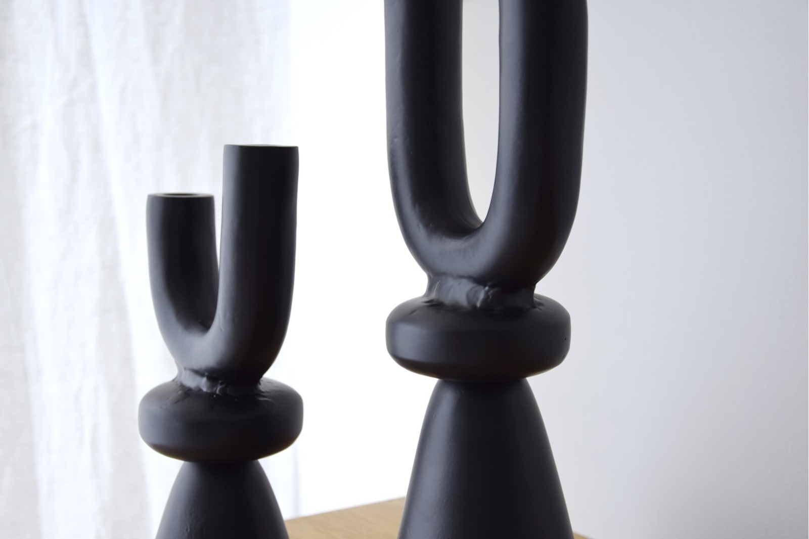 CANDELABRO DUO. METAL. NEGRO. ALTO