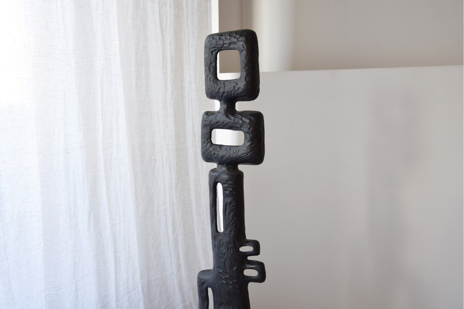 NIM SCULPTURE. METAL. BLACK COLOR. SMALL