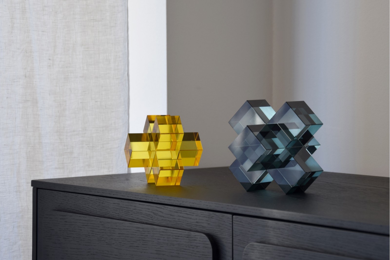 SET OF 2 PIECES COLOURED CRYSTAL. CUBES