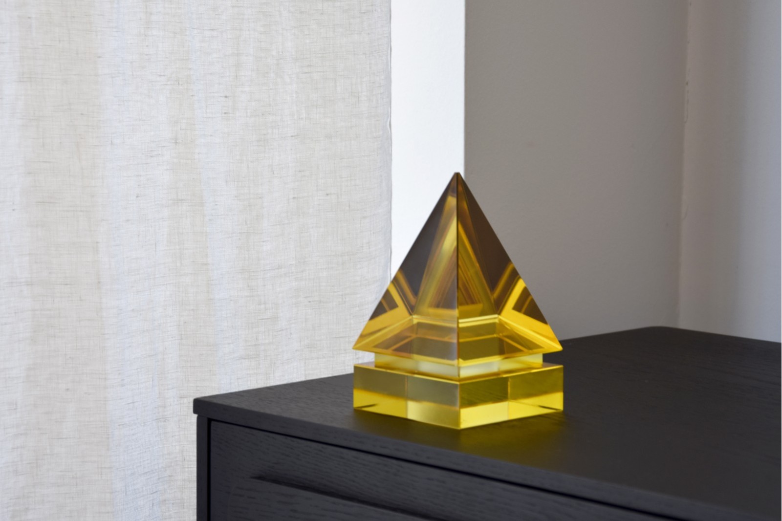 DECORACIÓN CRISTAL AMARILLO PIRÁMIDE. PE