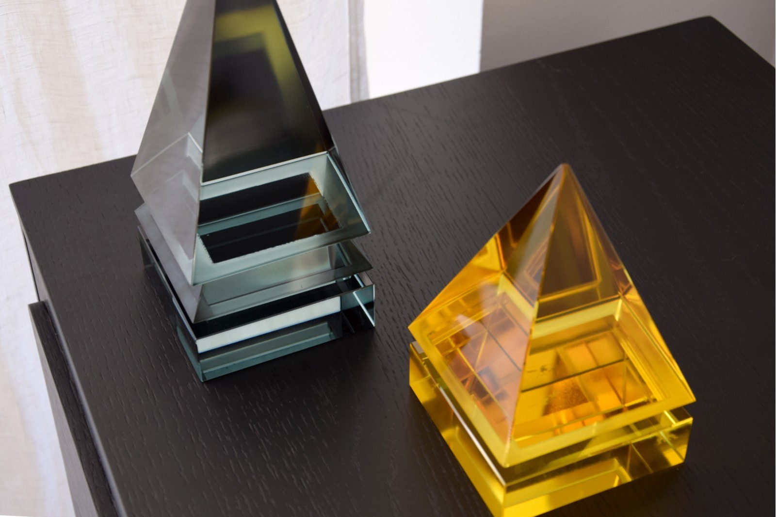 DECORACIÓN CRISTAL AMARILLO PIRÁMIDE. PE