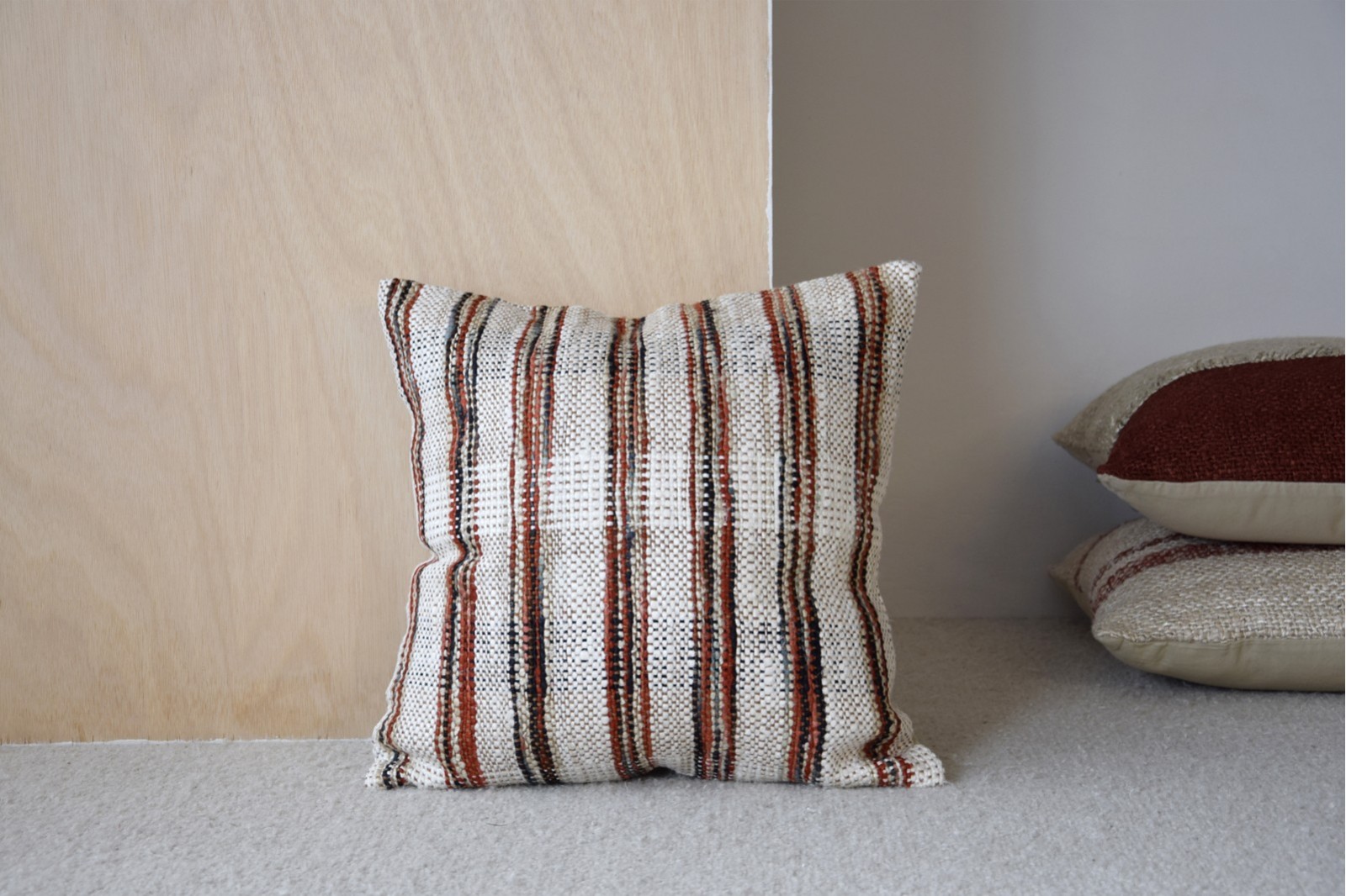 COUSSIN REDES N.2. ROUGE FONCÉ BLANC ET NOIR