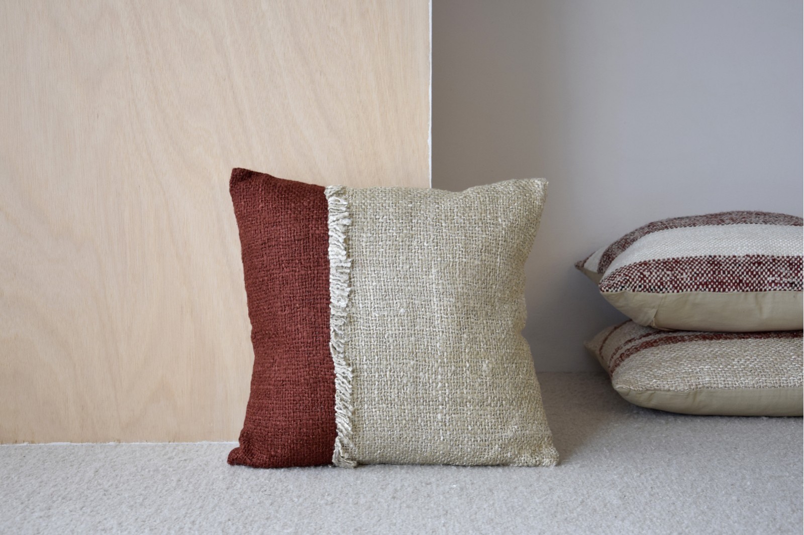 COUSSIN EN COTON BEIGE ET ROUGE FONCÉ. REDES N.3. 