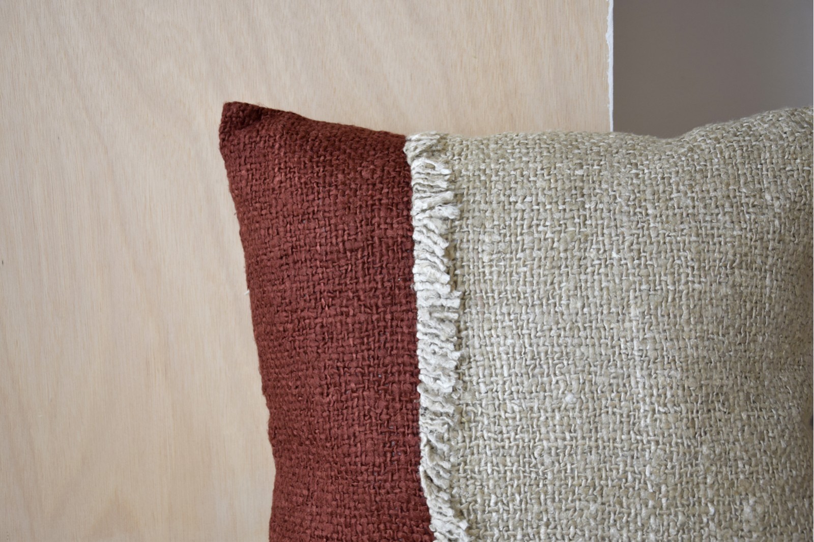 COUSSIN EN COTON BEIGE ET ROUGE FONCÉ. REDES N.3. 