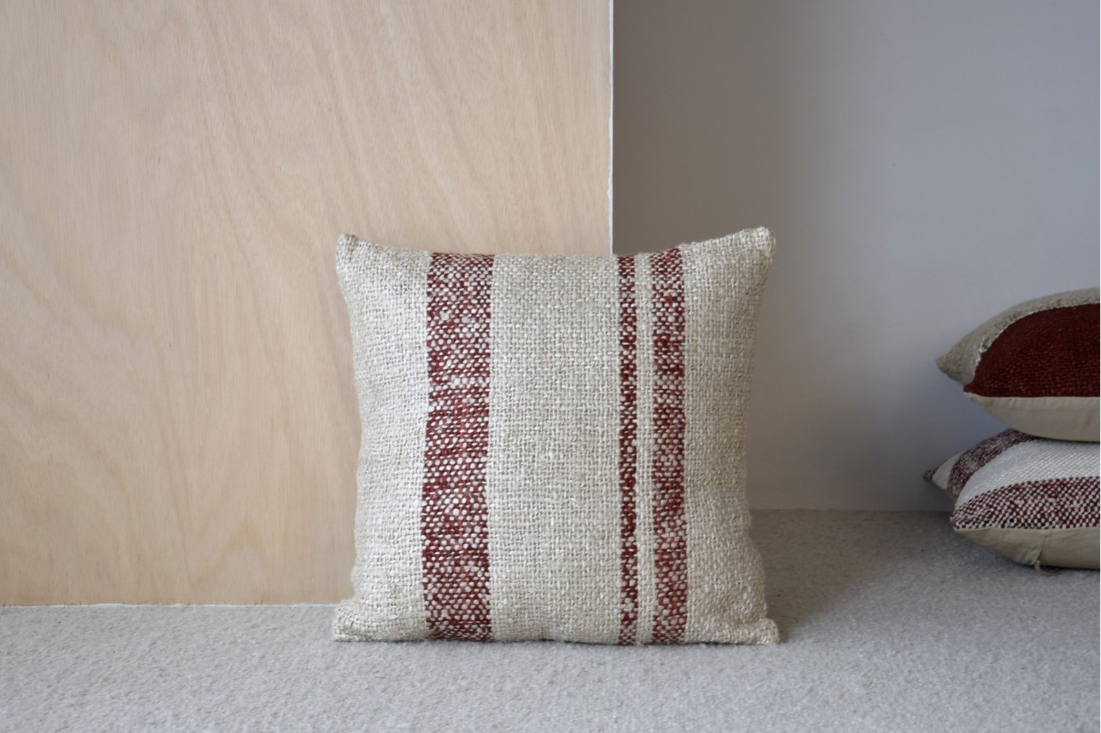 COUSSIN COTON BEIGE LIGNES ROUGE FONCÉ. REDES N.4