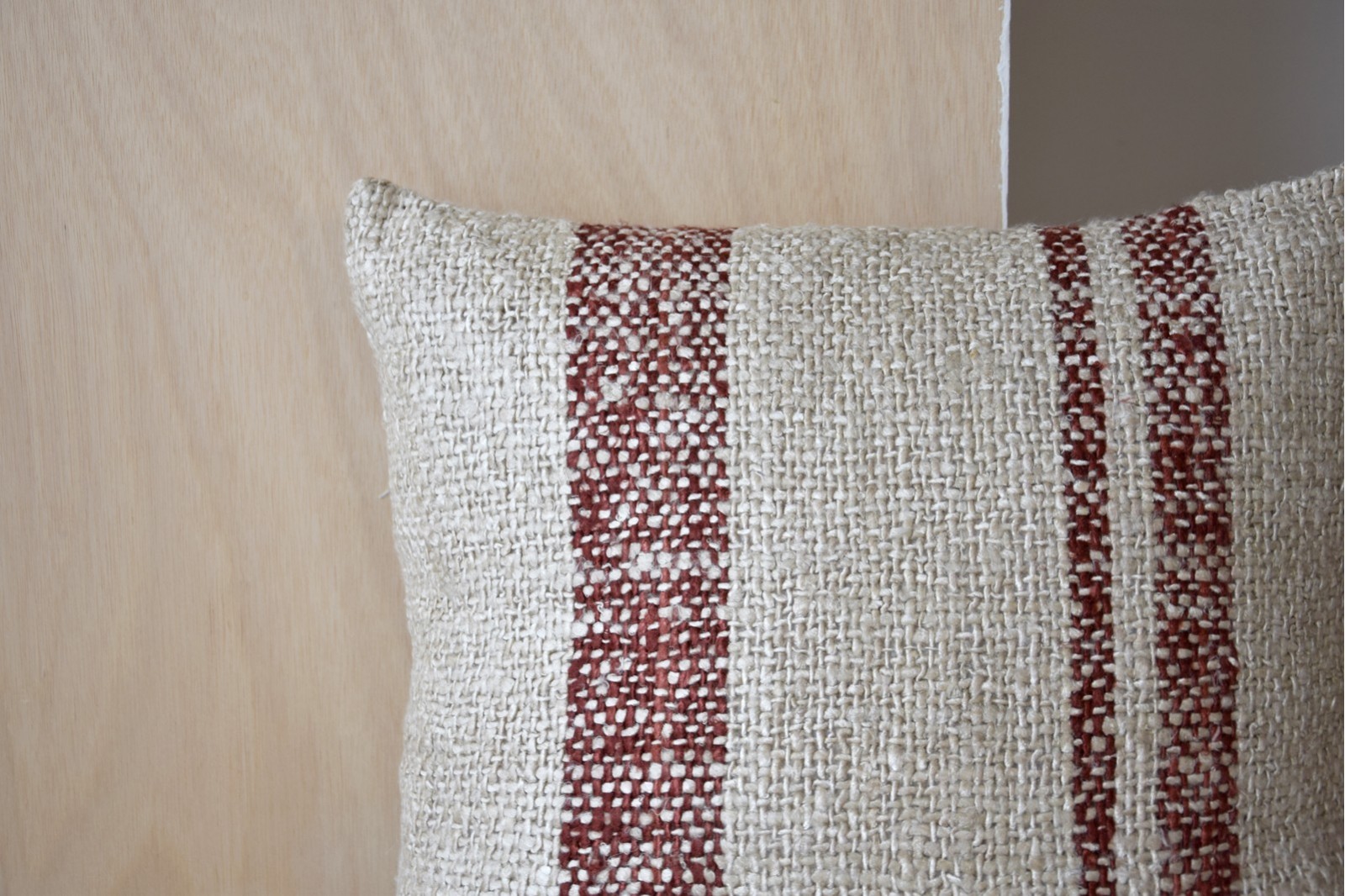 COUSSIN COTON BEIGE LIGNES ROUGE FONCÉ. REDES N.4