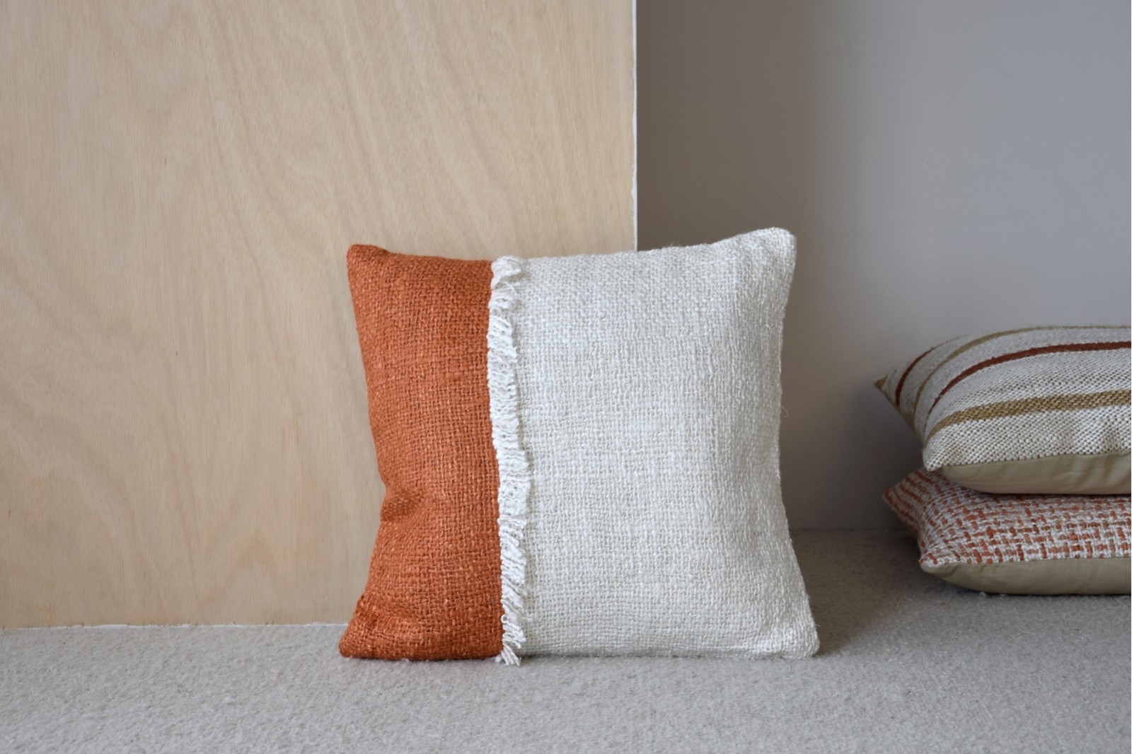 COUSSIN EN COTON BLANC ORANGE. OIA N.1