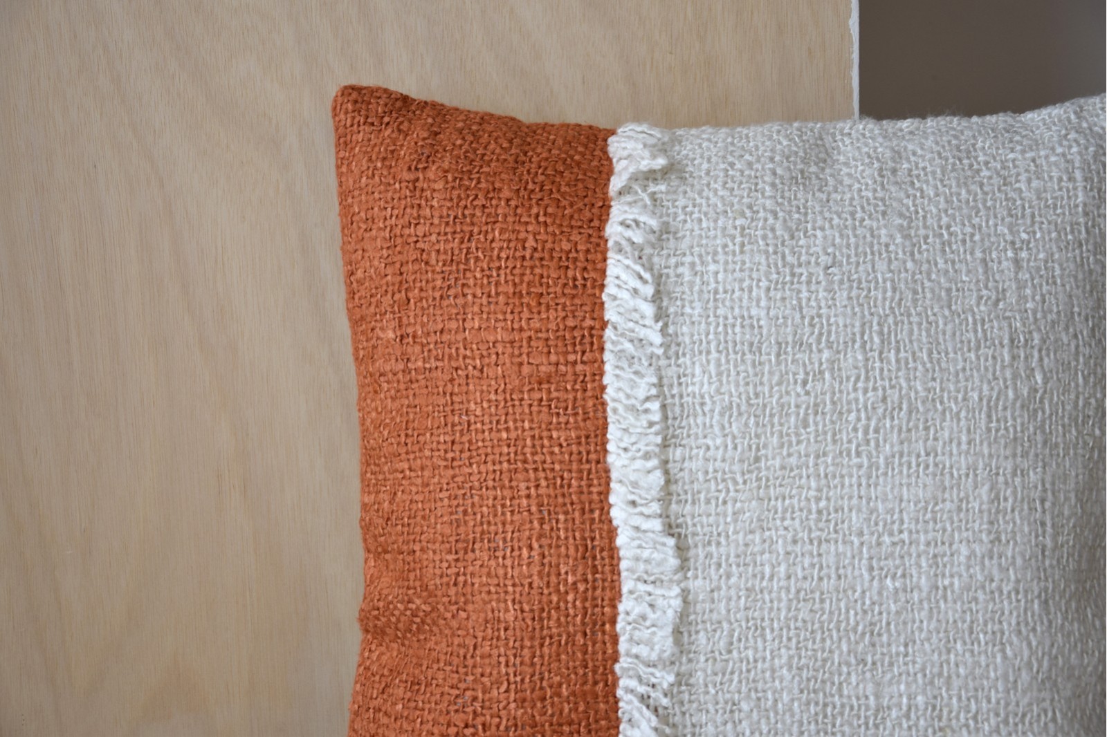 COUSSIN EN COTON BLANC ORANGE. OIA N.1