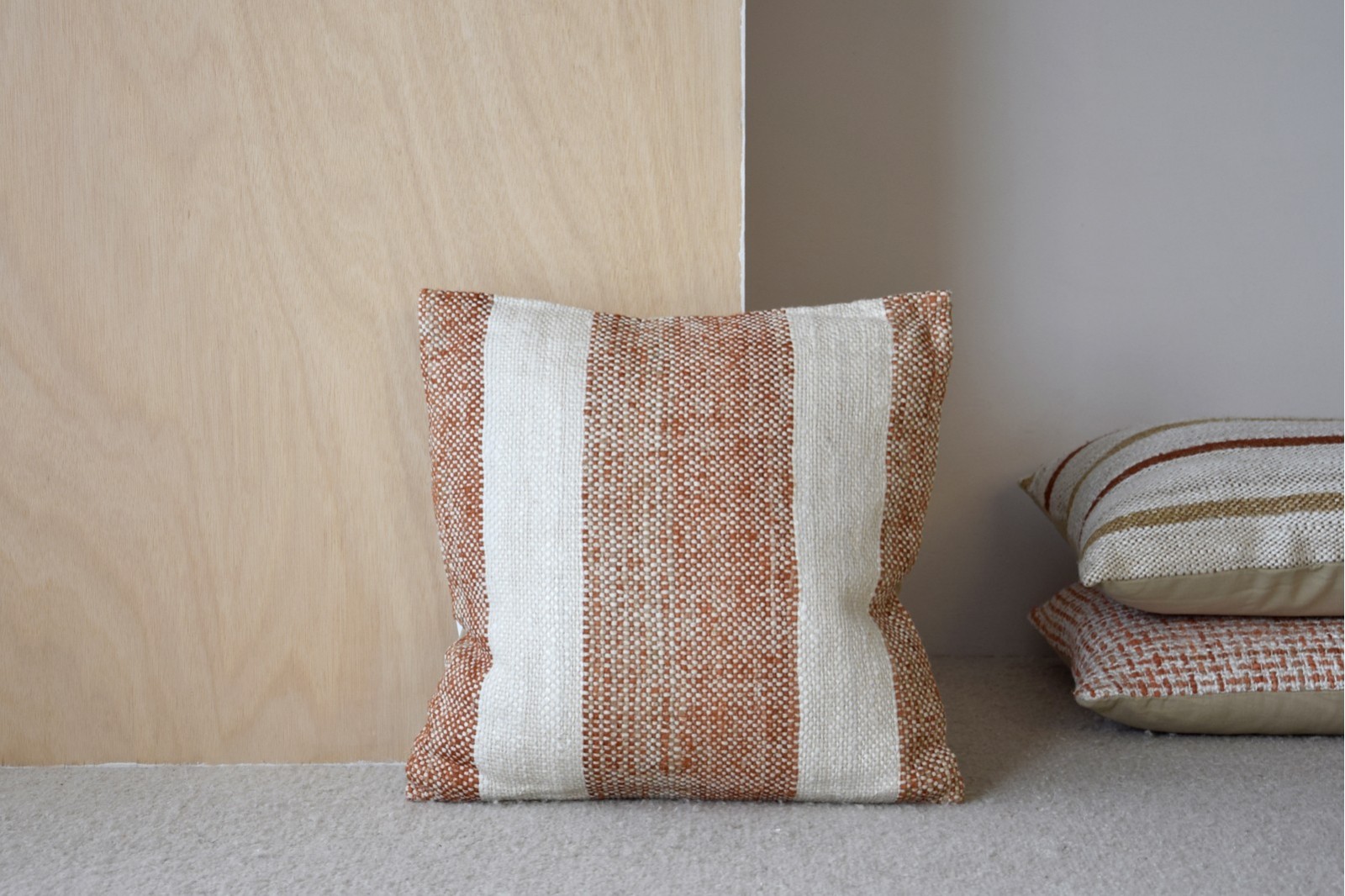 CUSHION OIA N.2. ORANGE AND WHITE