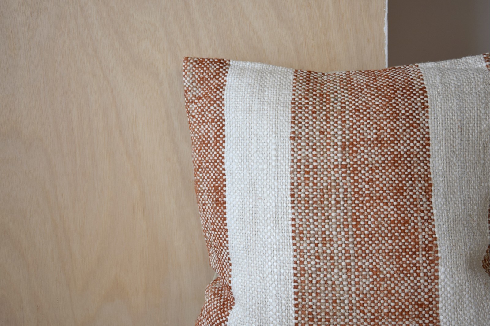 COUSSIN EN COTON BLANC ORANGE. OIA N.2