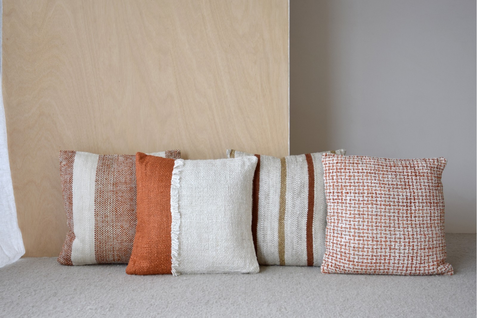 CUSHION OIA N.2. ORANGE AND WHITE