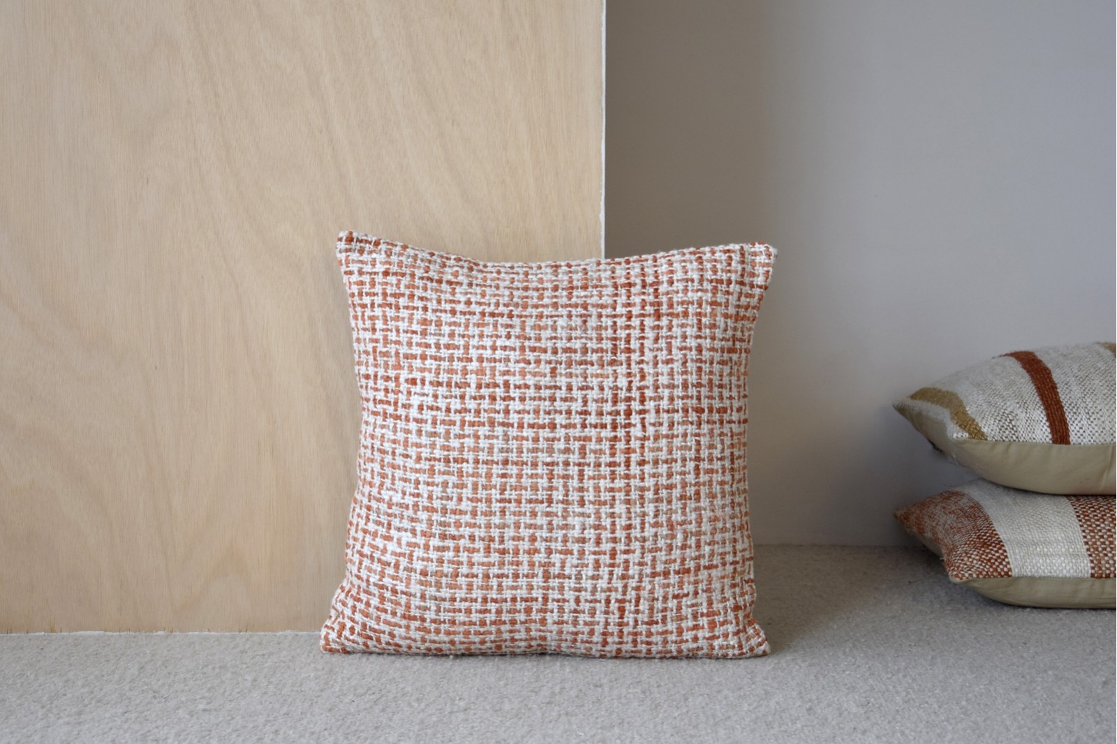 COUSSIN EN COTON ORANGE ET BLANC. OIA N.3