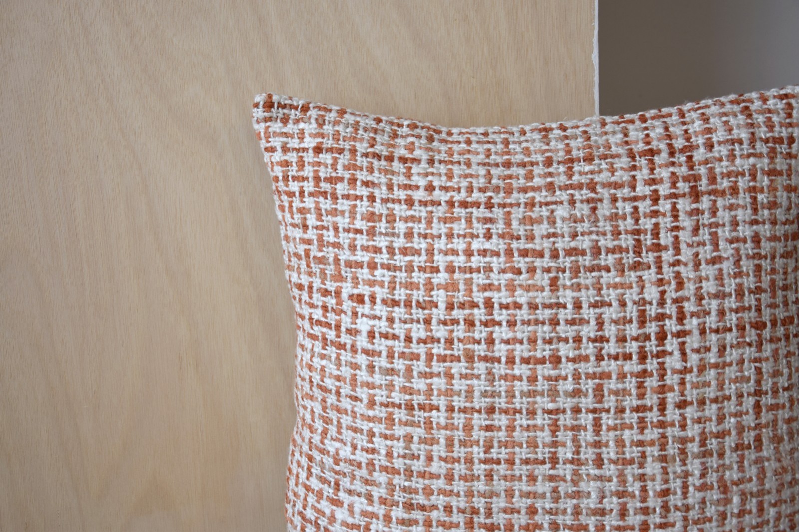 COUSSIN EN COTON ORANGE ET BLANC. OIA N.3