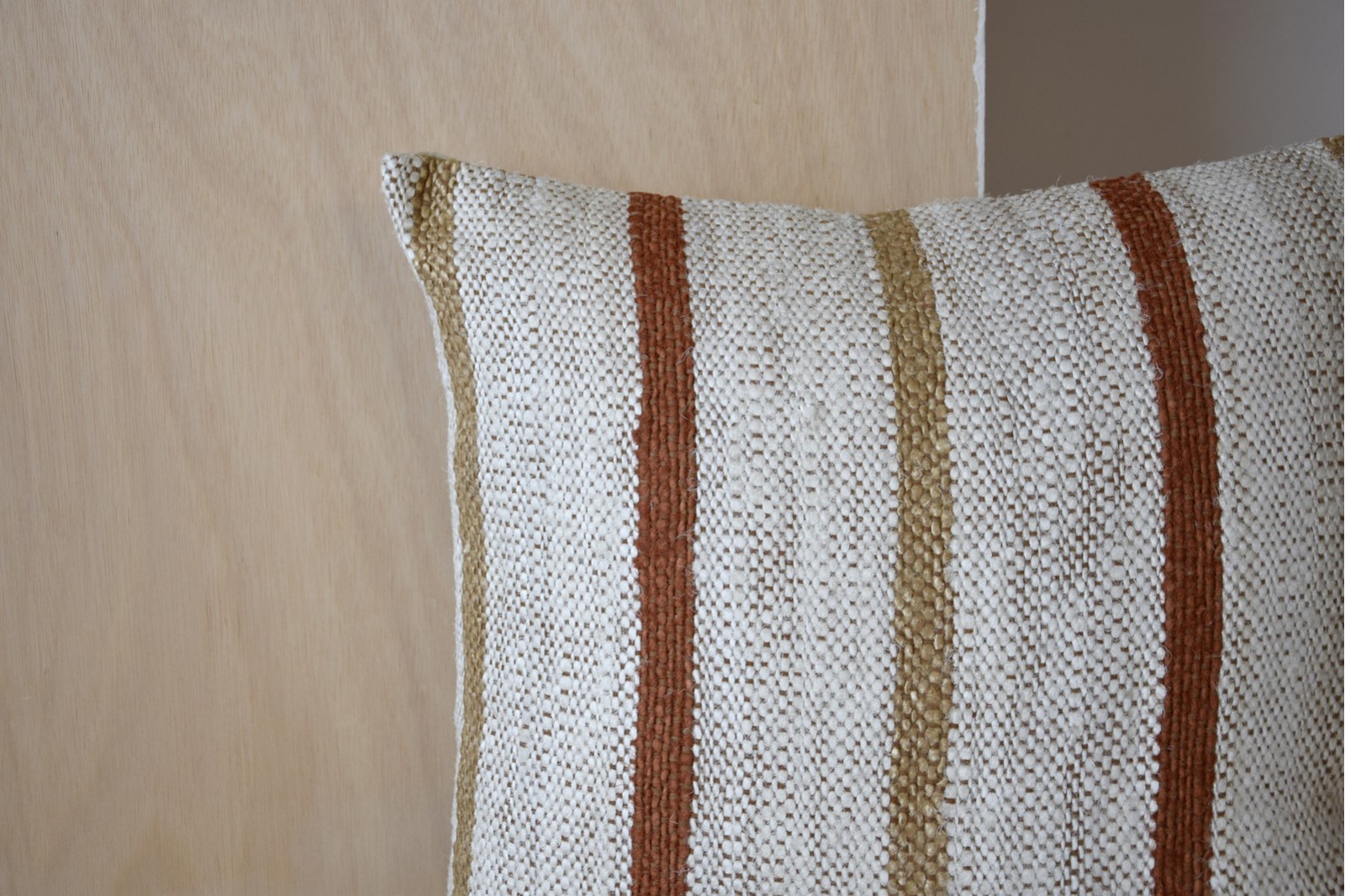 COUSSIN EN COTON OCRE BLANC. OIA N.4