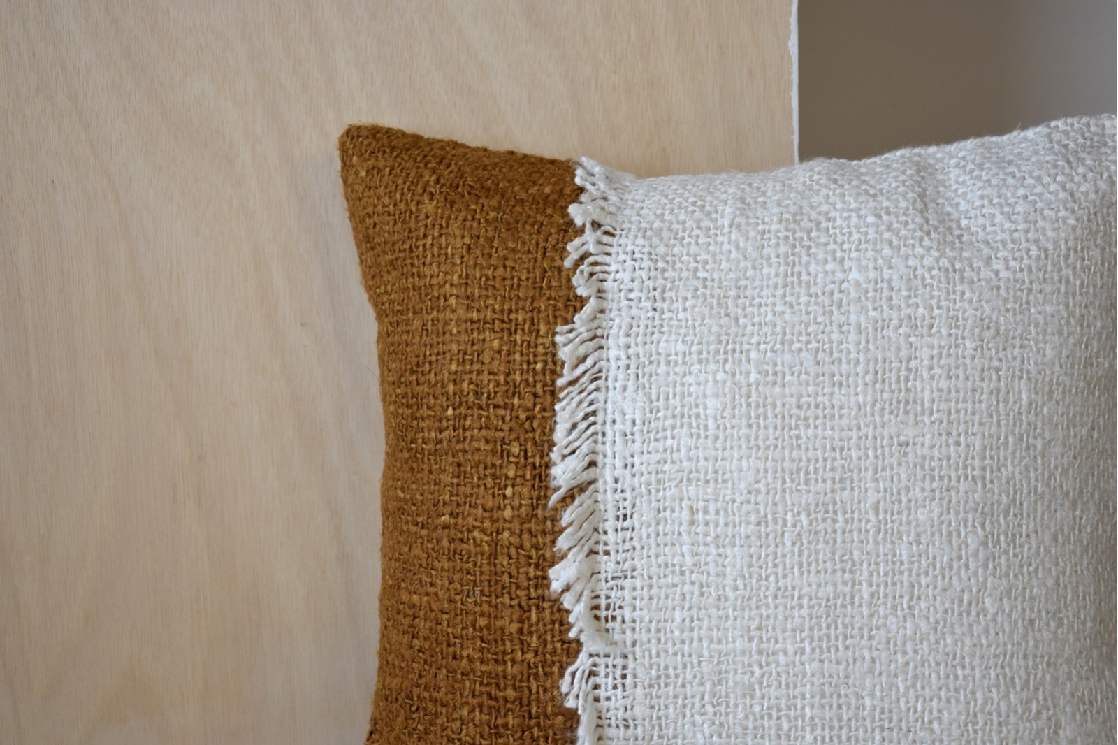 COUSSIN EN COTON BLANC MOUTARDE. LAZA N.1