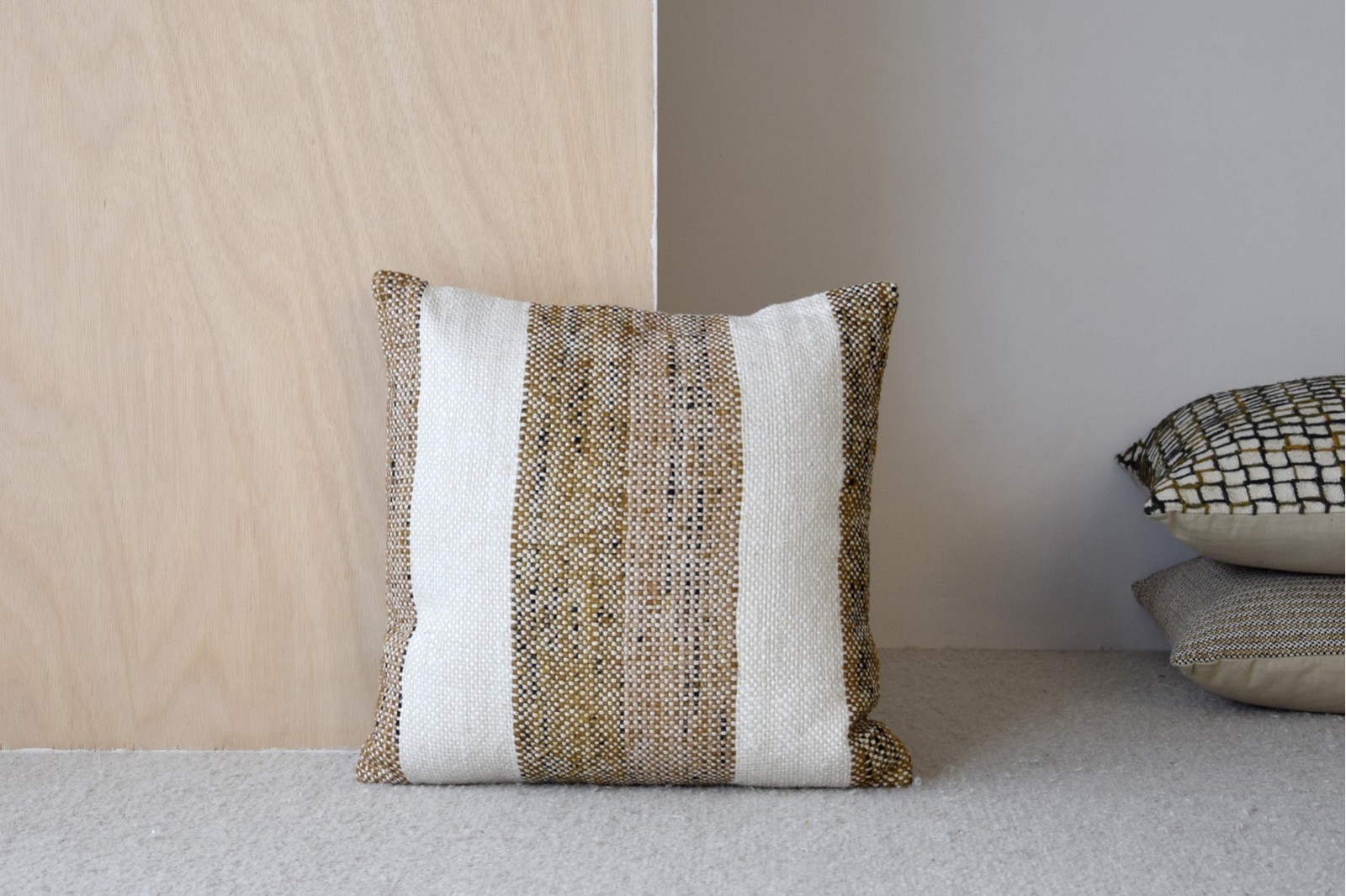 COUSSIN EN COTON BLANC MOUTARDE. LAZA N.2