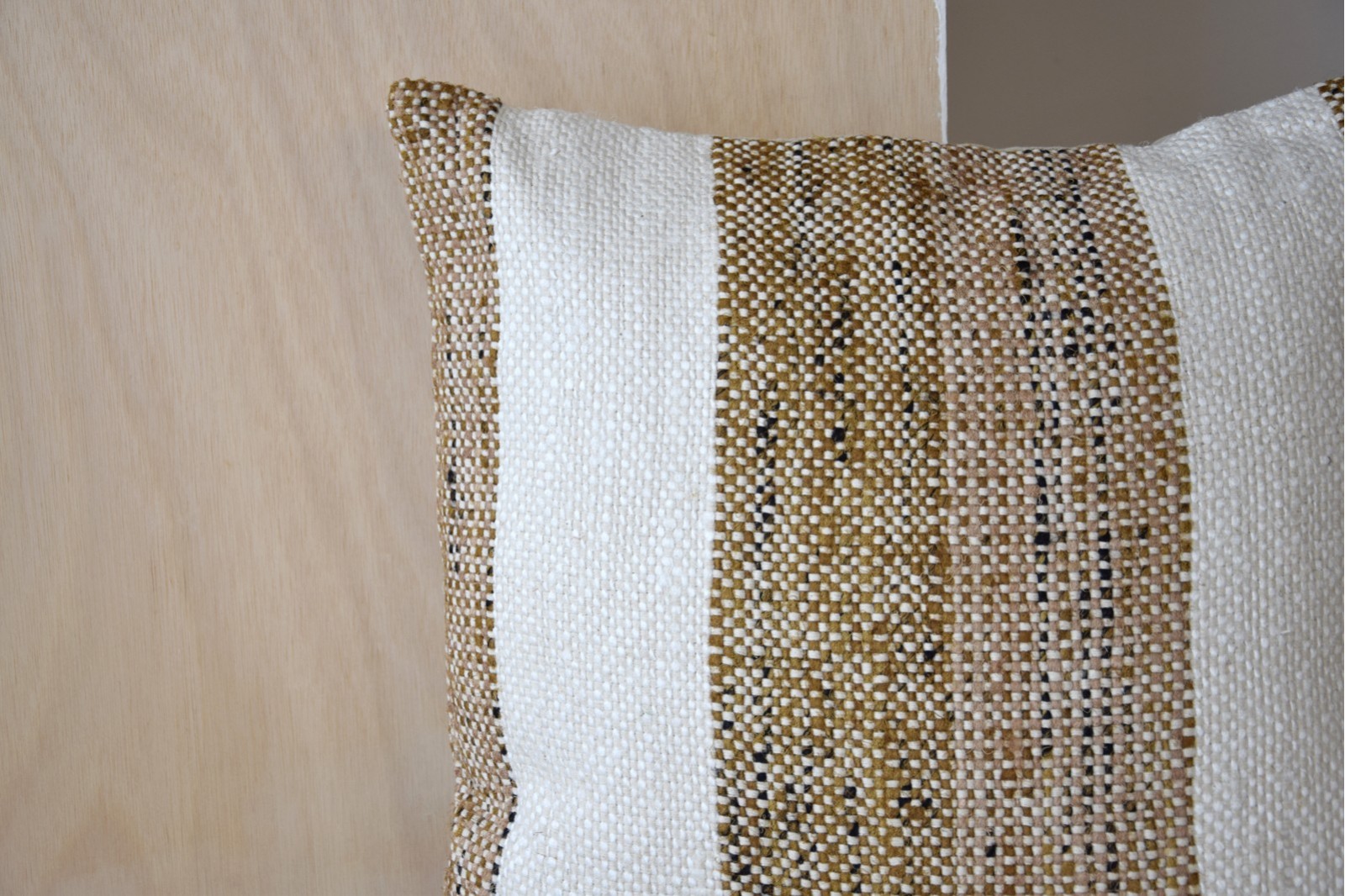 COUSSIN EN COTON BLANC MOUTARDE. LAZA N.2