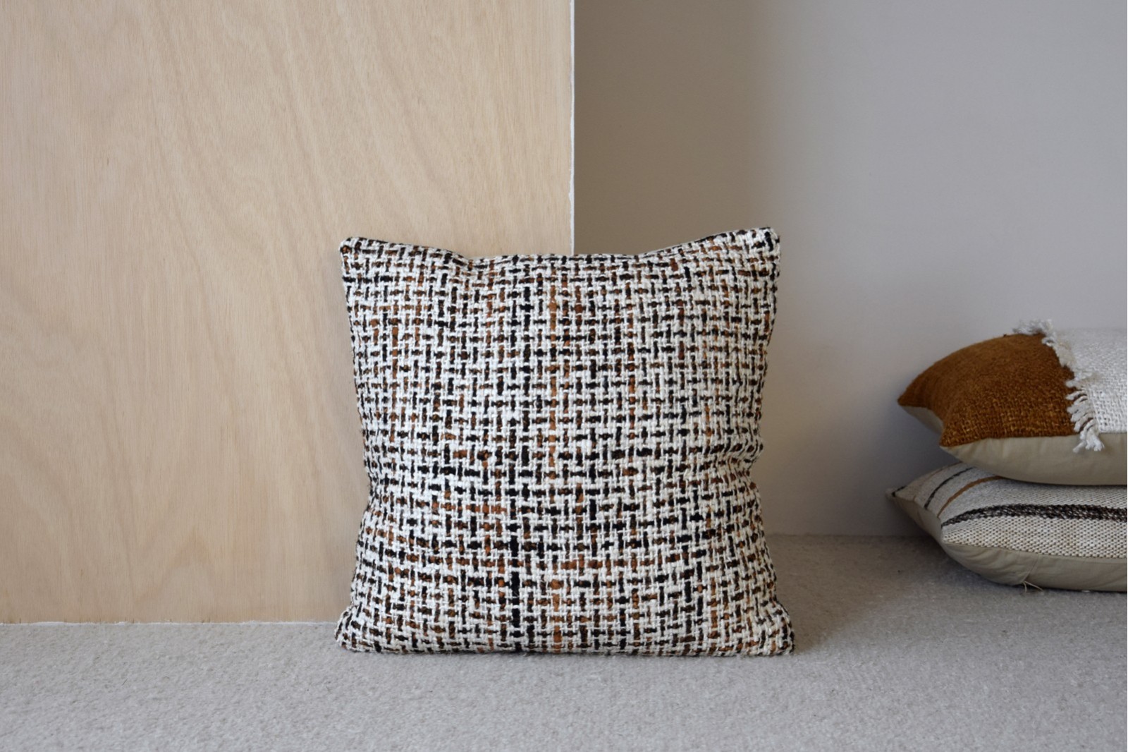 COUSSIN COTON OCRE MOUTARDE BLANC . LAZA N.5