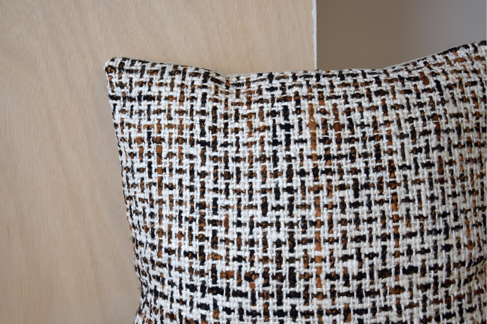 CUSHION LAZA N.5. OCHRES MUSTARD AND WHITE