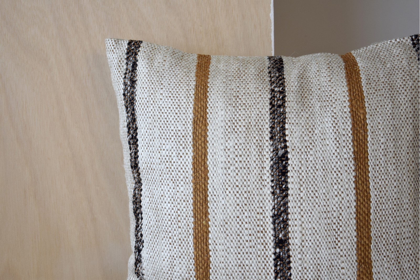 COUSSIN COTON MOUTARDE NOIR BLANC. LAZA N.6