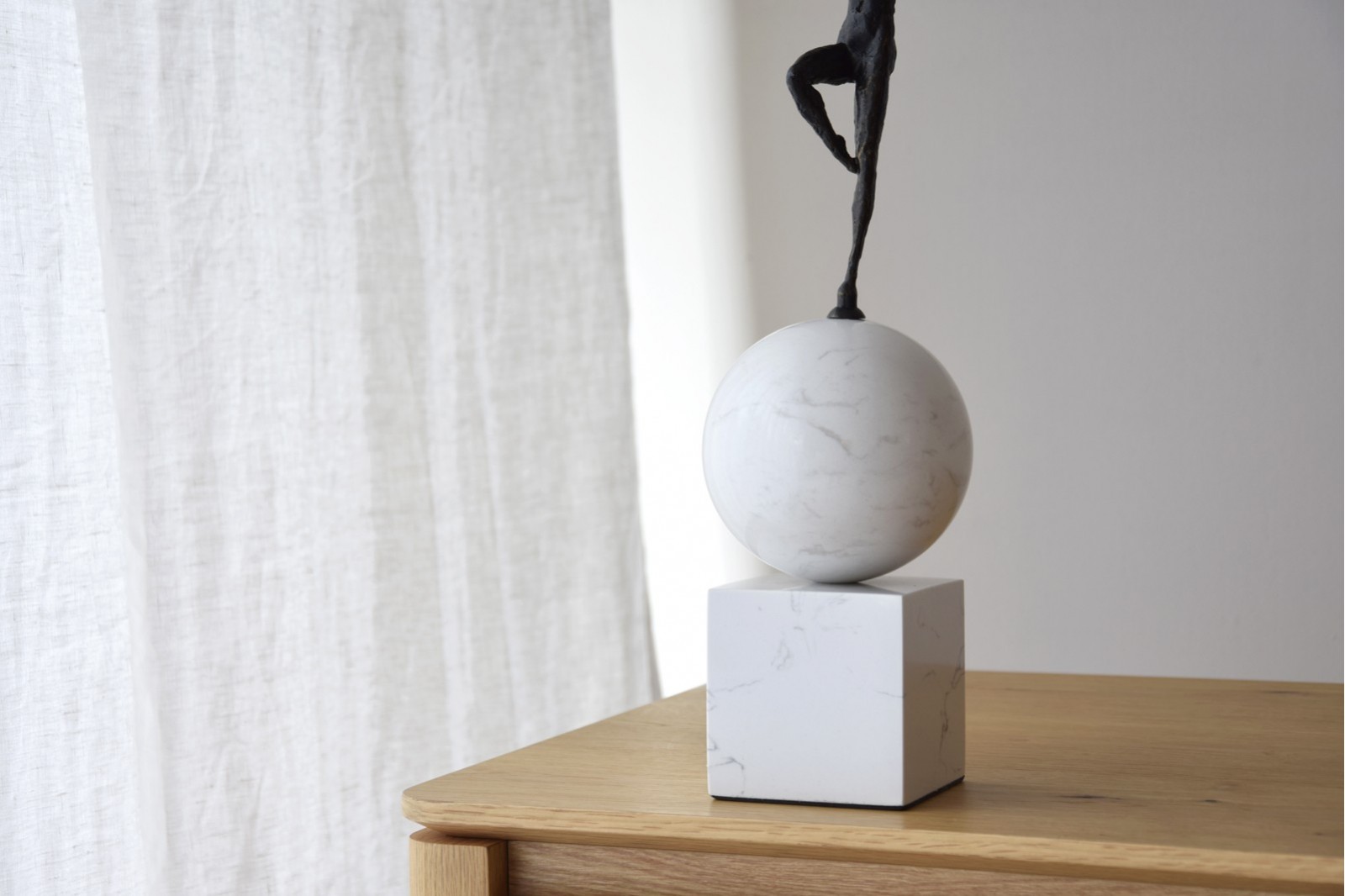 HORIZON SCULPTURE. METAL AND MARBLE