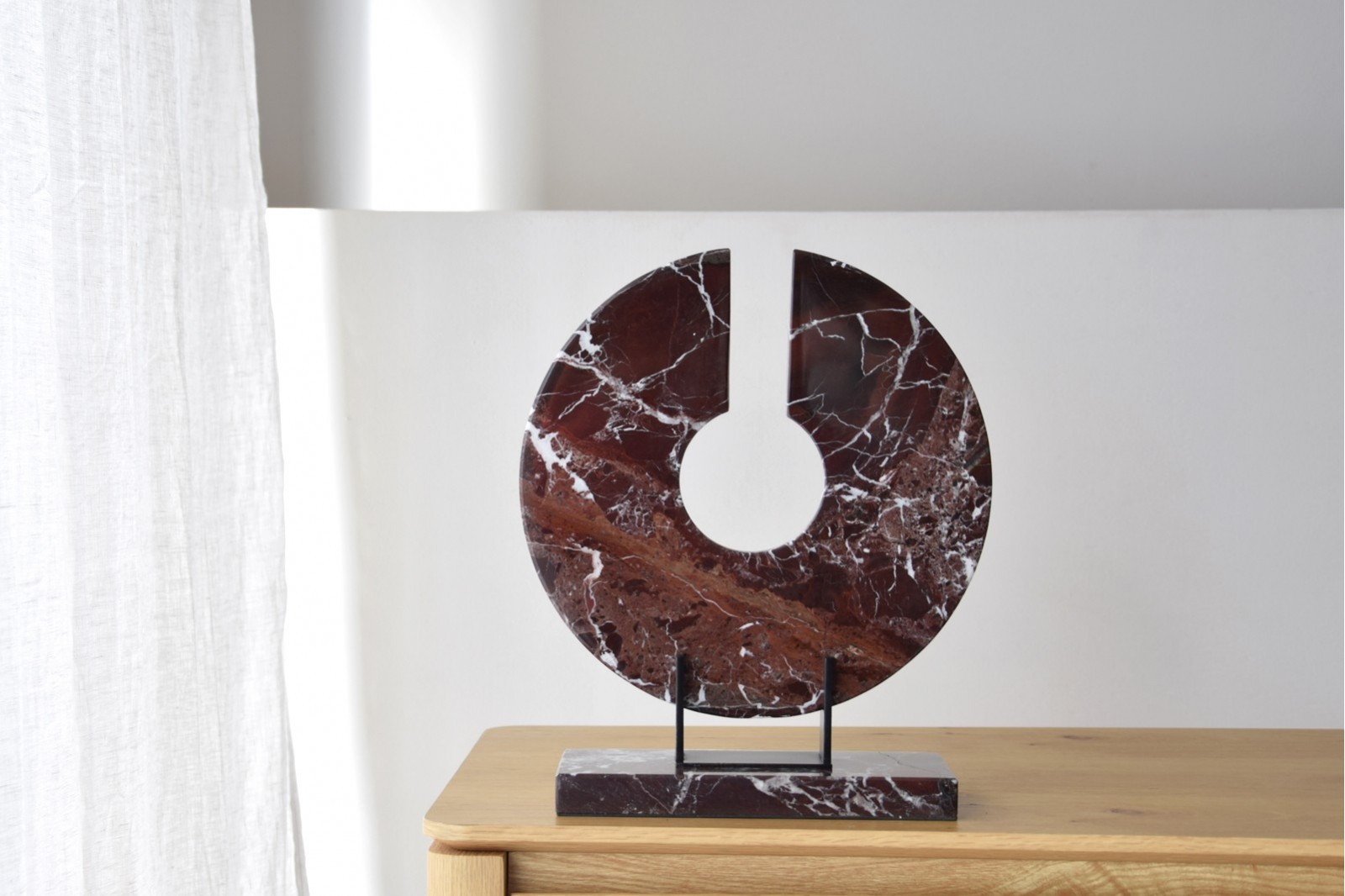 ARNELA N1. SCULPTURE. MARBLE AND METAL